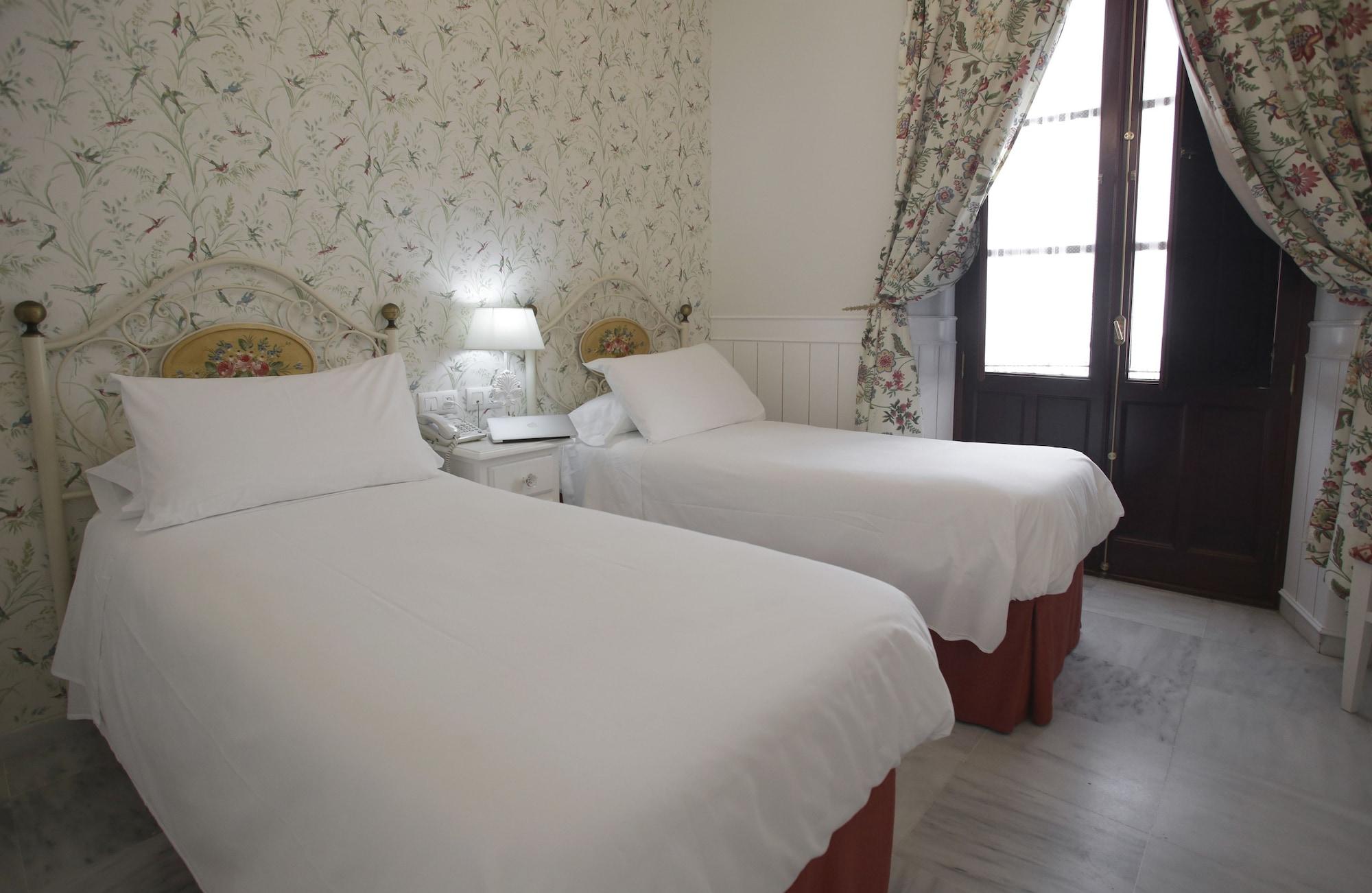 Basic Puerta De Hotel Seville